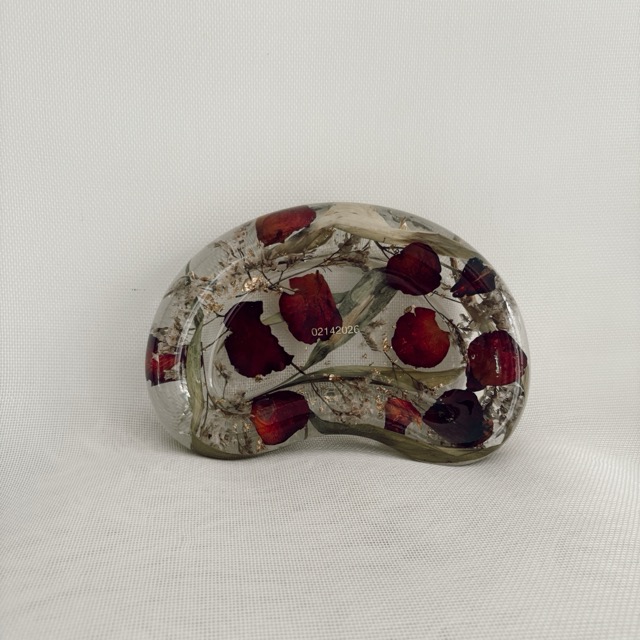 Bean-shaped resin trinket tray with preserved red rose petals and dried grasses